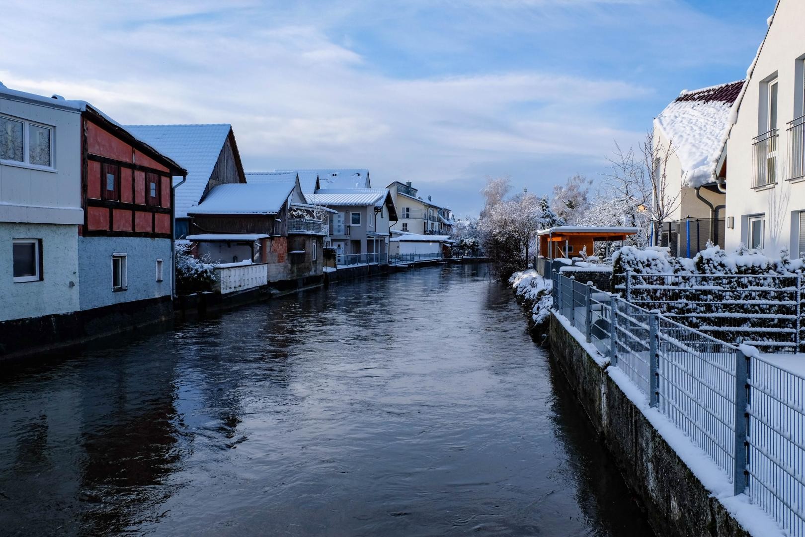 Elz im Winter Elz im Winter, an beiden Ufern schneebedeckte Häuser und Höfe