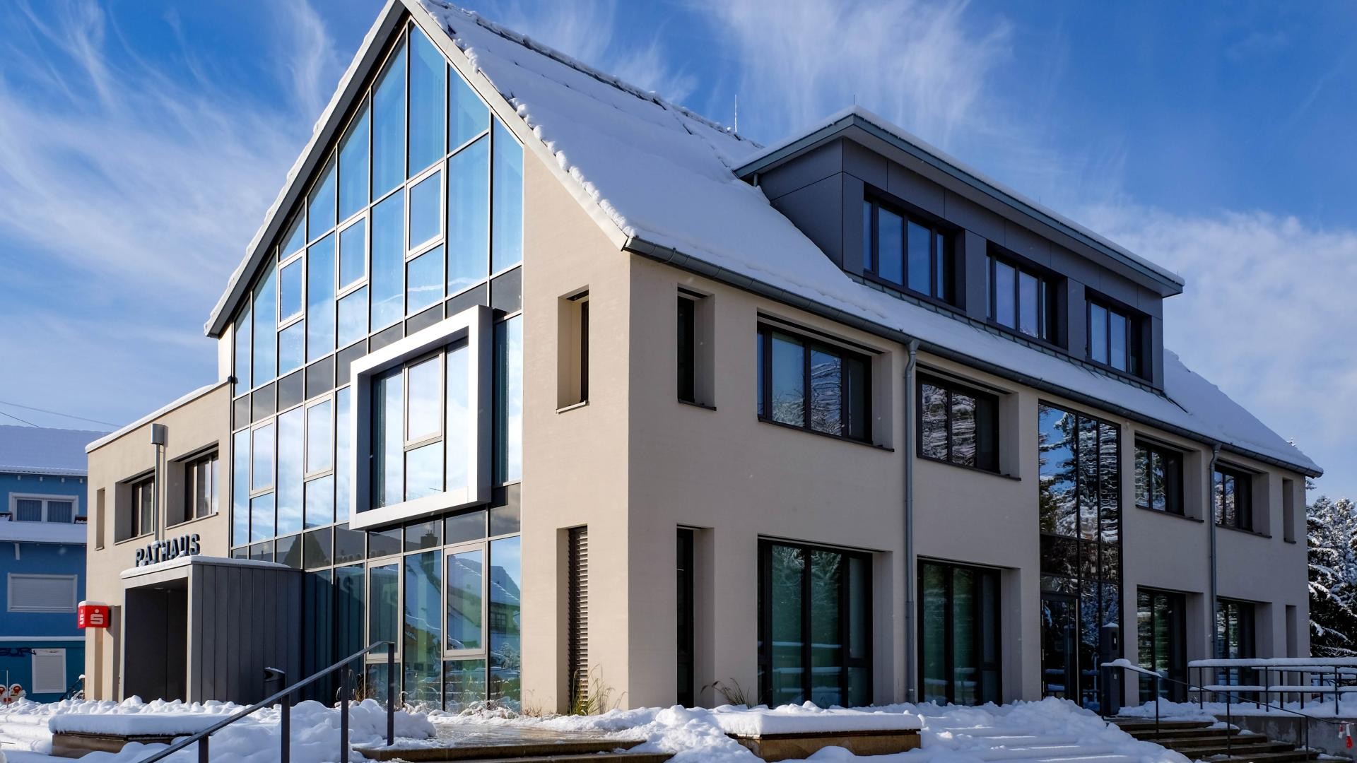 Ruster Rathaus im Winter Ostansicht des Rathauses mit großer Glasfront und über das Eck reichendem Treppenaufgang, auf dem Schnee liegt
