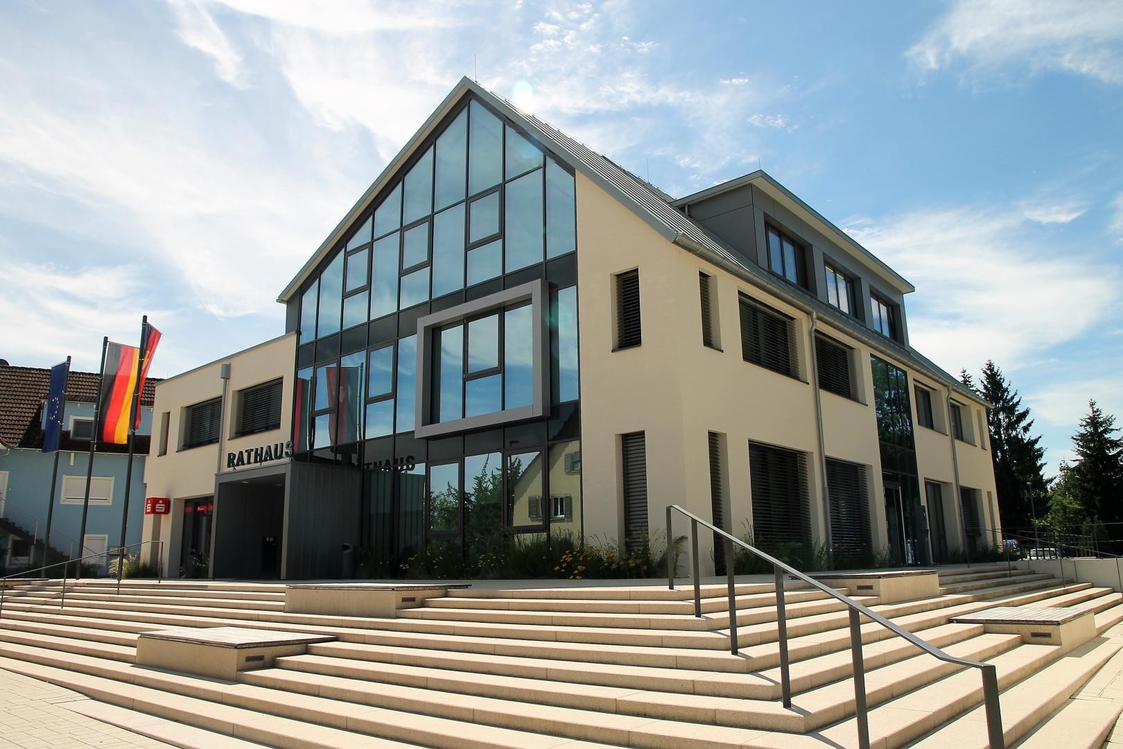 Rathaus Rust Ruster Verwaltungsgebäude von Osten gesehen über Eck mit davorliegendem Treppenaufgang