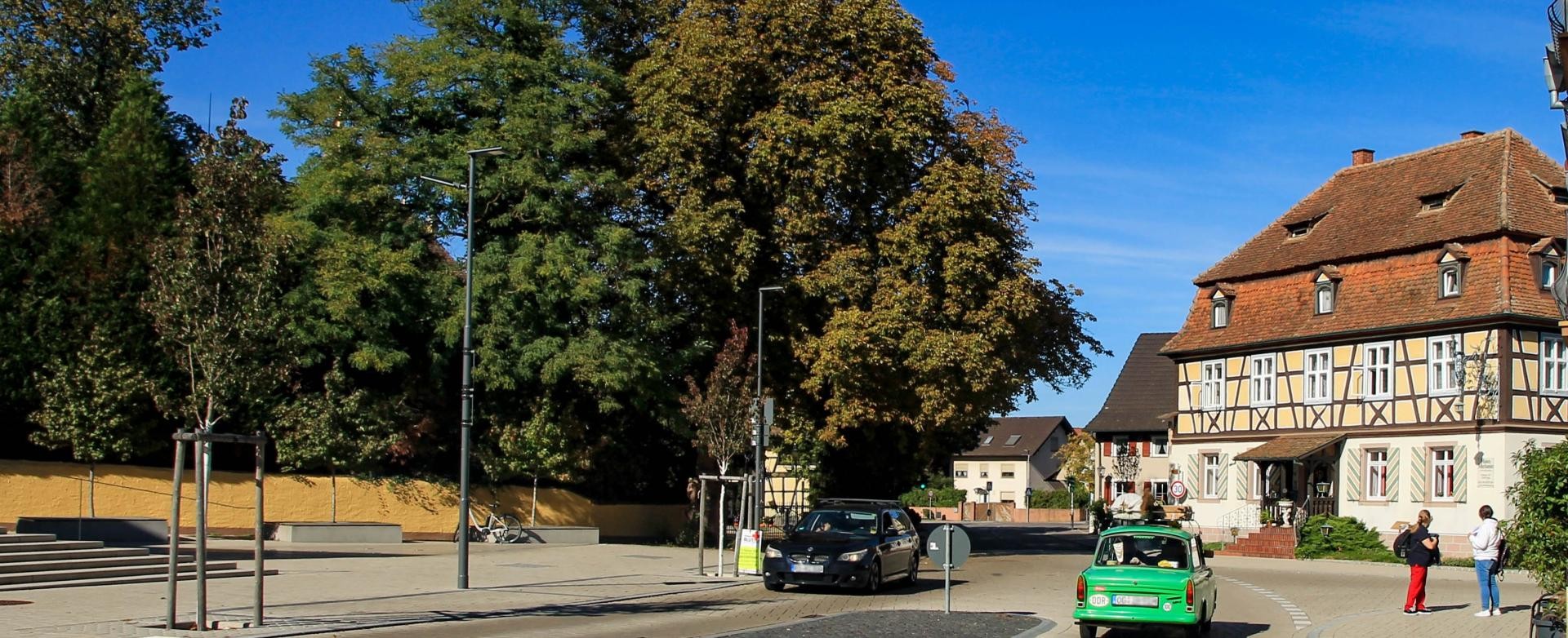 Fischerstraße in Rust, zwei Autos passieren sich auf gleicher Höhe, ein schwarzes und ein grüner Trabbi