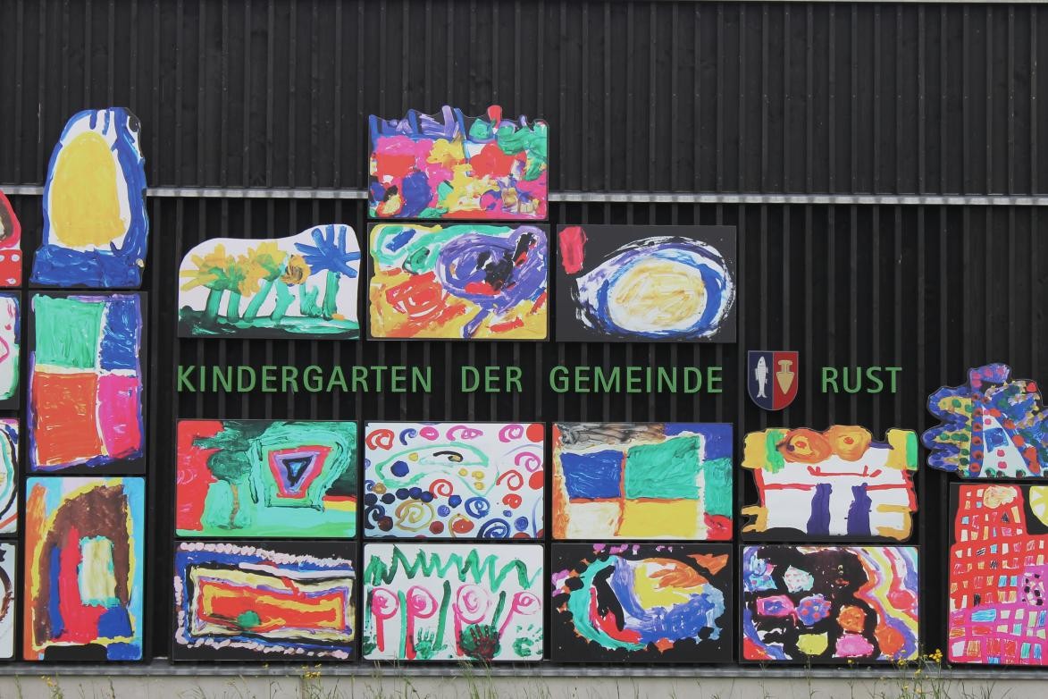 Fassade des Elzwiesen Kindergarten, künstlerisch gestaltet von den Kindern