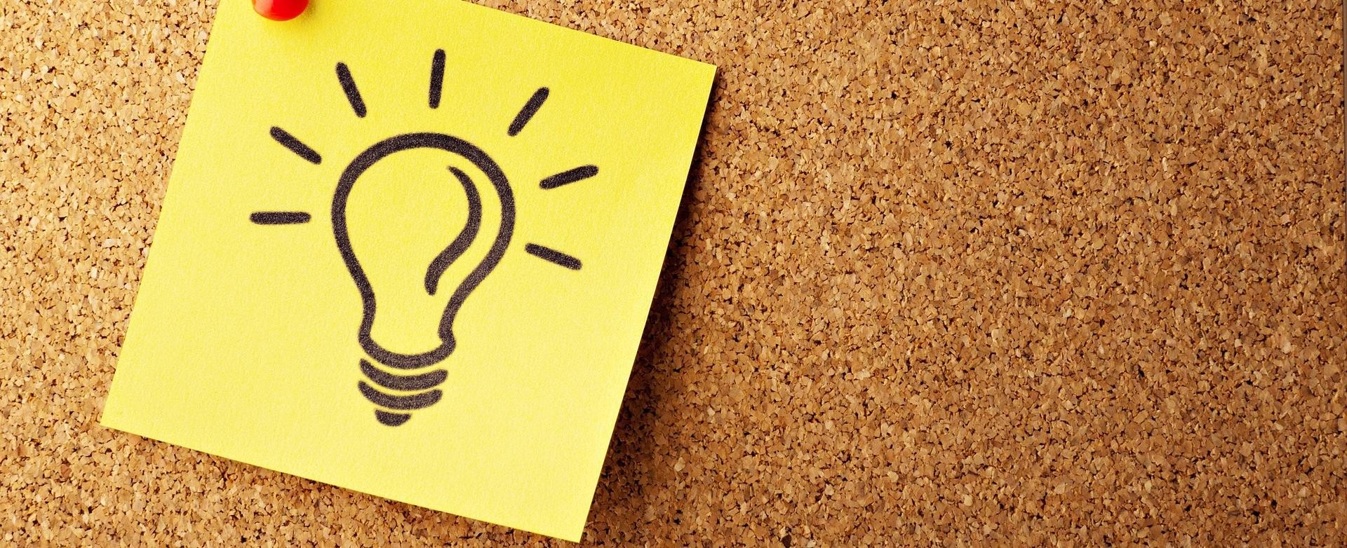 Gut zu wissen Pinnwann mit gelbem Post-It, auf den eine Glühbirne gemalt ist