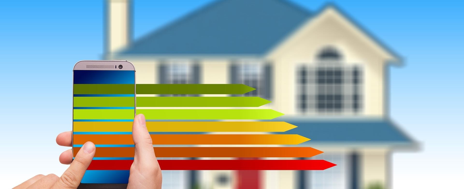 Smartphone mit Energiebalken im Hintergrund ein gezeichnetes Haus